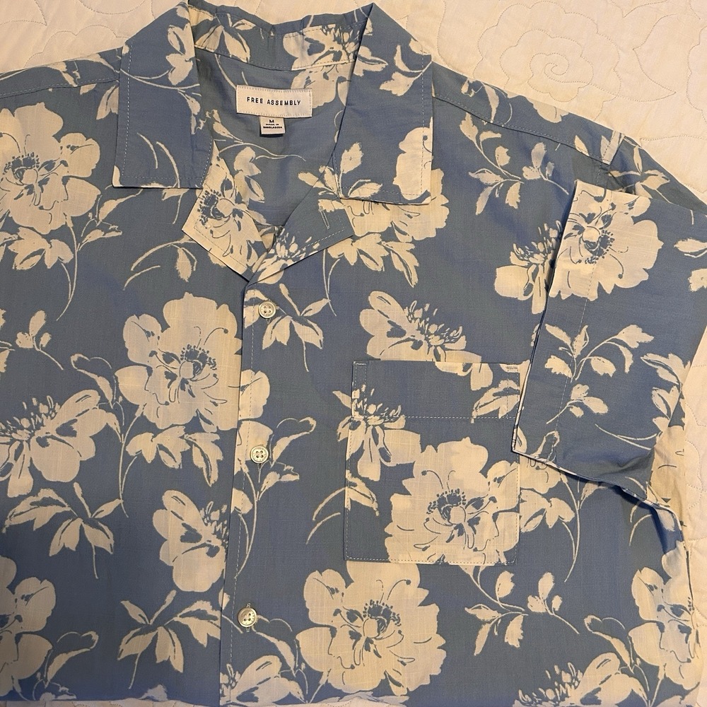 Free Assembly Short Sleeve Button Down Hawaiian Floral Shirt Men's Size Medium
